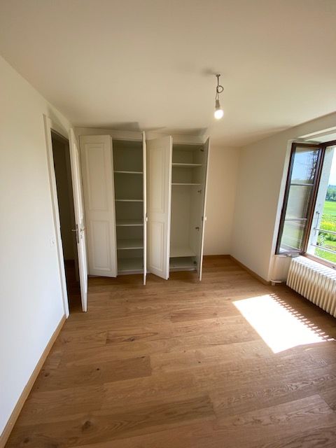 Chambre avec armoires encastrées