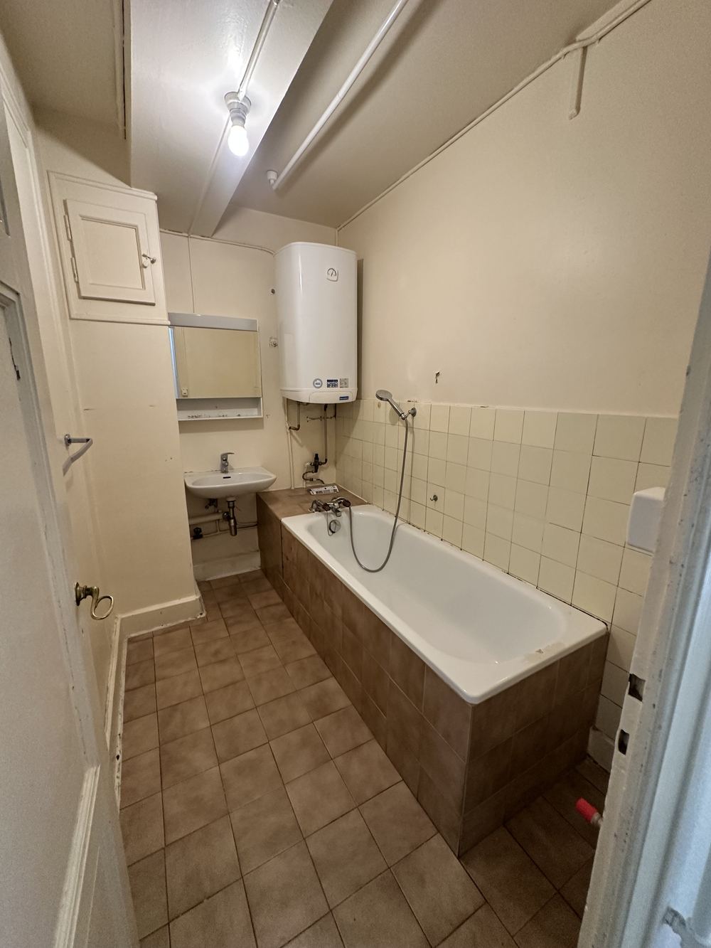 Salle de douche avant rénovation
